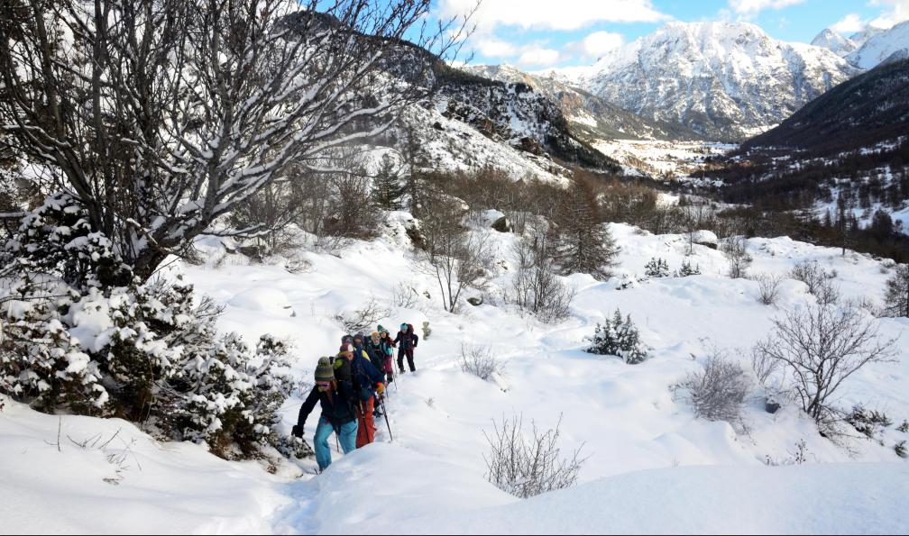 Pellequier - Lucie - Randonneurs vers la Haute Vallée de la Clarée, Alpes, France - Clarée : hameaux et alpages enneigés - 8