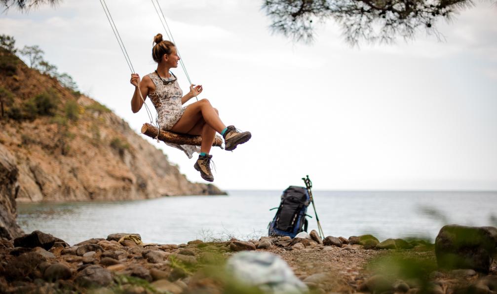 fesenko - Adobe Stock - Fille qui se balance sur une balançoire sur le rocher près de la côte sous larbre près du sac à dos - En famille le bonheur c'est Lycie - 5