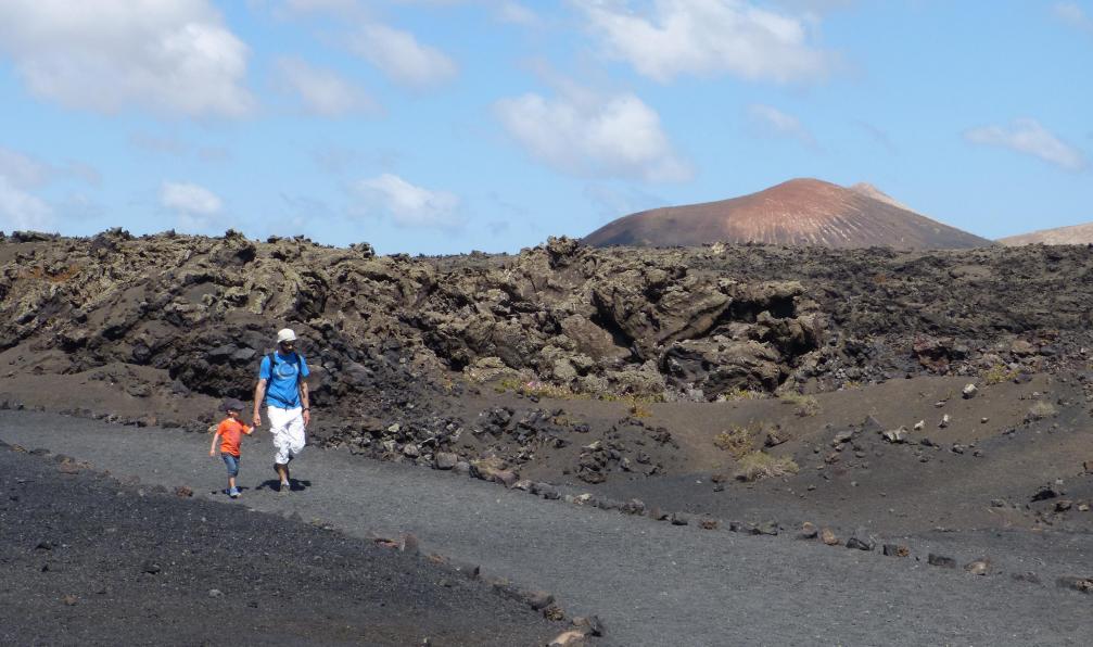 Randonneur et enfant, famille, volcan El Cuervo, Lanzarote, Canaries, Espagne. - Petits pirates sur l'île de lave - 1