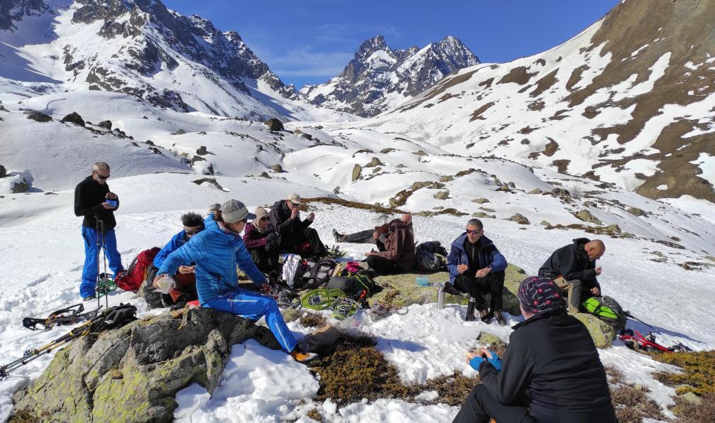 Hauer - Florian - Randonneurs en raquettes au pique nique dans les Ecrins, Alpes, France - Cols et sommets des Écrins à raquettes - 5
