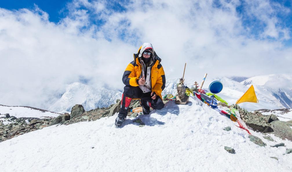 axel -  Adobe stock 77787306 -  Alpiniste au sommet du pic Lénin - Le pic Lénine (7134 m) - 3