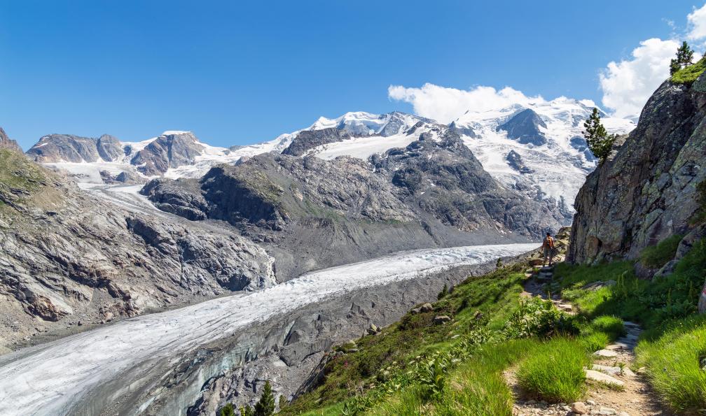 Humbert - Jürgen - stock.adobe.com - Randonneur en direction de la cabane Boval devant le glacier de Morteratsch, Alpes, Suisse - Saint-Moritz et Bernina, joyaux alpins - 5