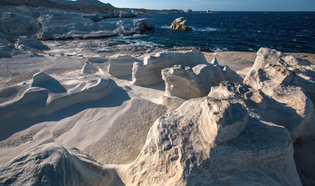 Berkut -  Dima -  Istock 814096294 -  Formations minérales sur la côte de l'île de Milos, mer Egée, Cyclades, Grèce - Santorin, Folégandros, Kimolos et Milos - 2