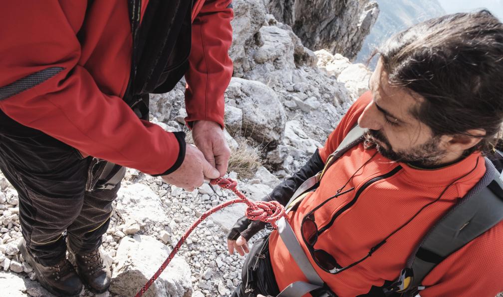 deimagine -  Istock -  Le guide explique comment faire les n½ud à un alpiniste en formation;France - Débuter en alpinisme dans le massif des Ecrins - 4