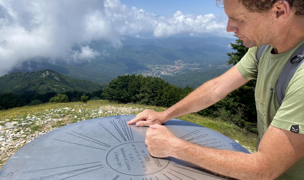 Chappaz - Isabelle - Sommet du Monte Carmo et sa table d'orientation, Ligurie, Italie - Tra Mare e Monti en Ligurie - 5