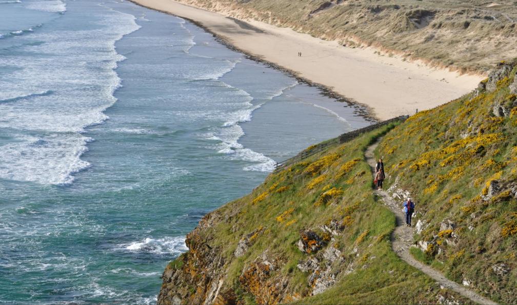 aquaphoto - Adobe Stock - Des randonneurs sur le sentier côtier de Carteret, Normandie, France - Tour du Cotentin : Cap de la Hague - 2
