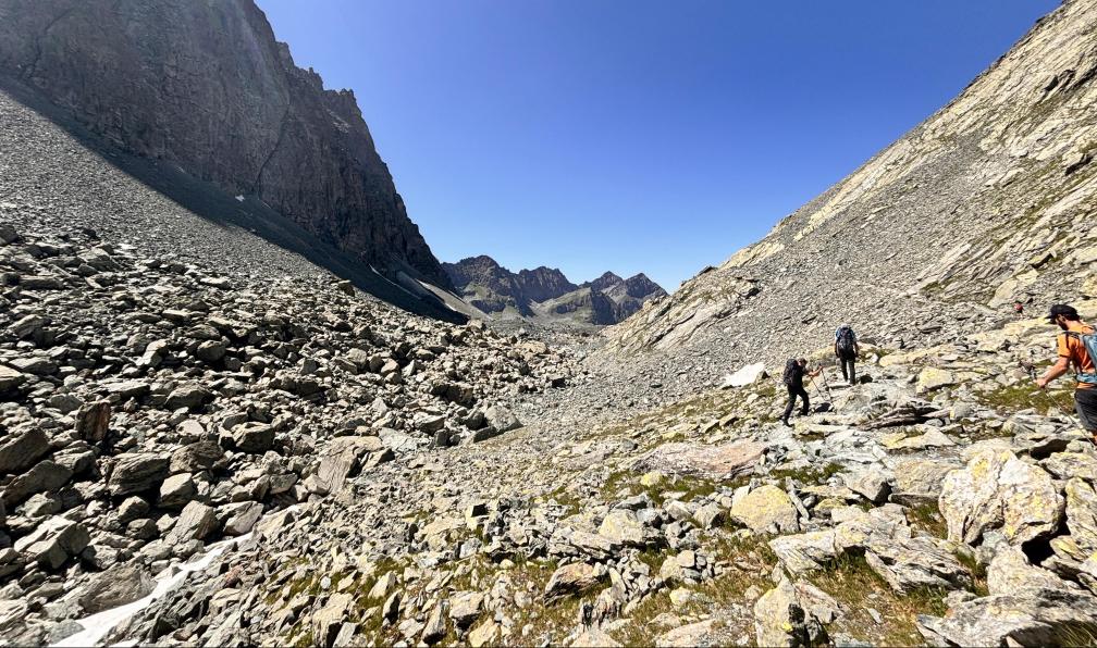 Ravaine - Caroline - Randonneurs au passage de pierrier après le refuge Quintino Sella , Alpes, Italie - Tour du Viso 4 jours - 3