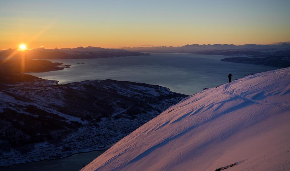 Dahl - Rune - Visitnorway.com - Skieur admirant le coucher de soleil sur les fjords, Narvik, Norvège - Ski de rando et aurores boréales à Narvik - 6