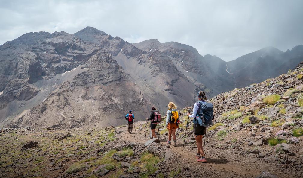 Fabre - Isabelle - Randonneurs au col dAguelzim vers la vallée dAït Mizane, Toubkal, Maroc - La haute route du Toubkal - 4