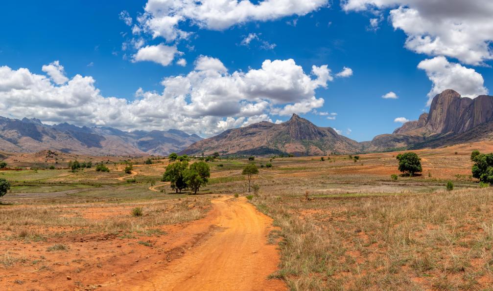 ArtushFoto  - 560932362 - Adobe stock - Montagnes et terre rouge du Parc national de l'Andringitra dans la région de Matsiatra, Madagascar - Balade en pays malgache - 2