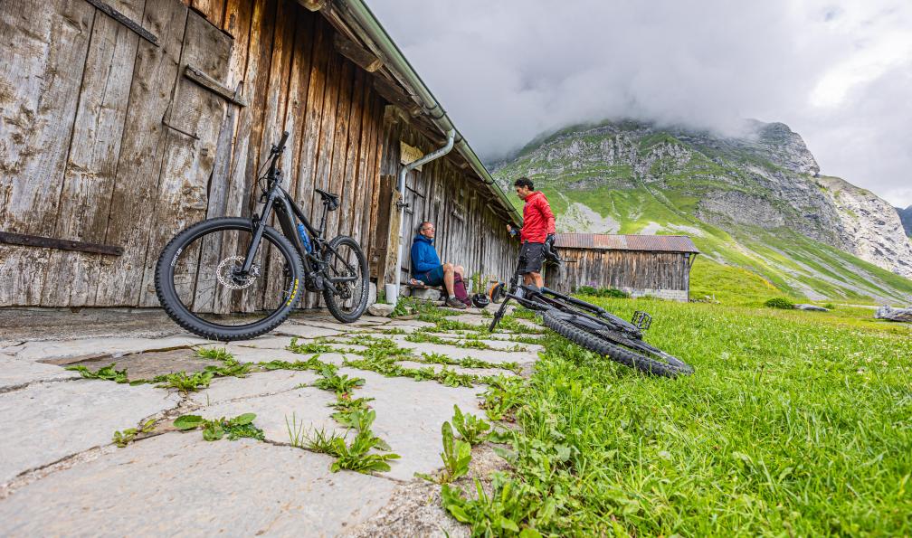 Grez - Nacho - Pause sur le circuit du lac d'Annecy à Chamonix à vélo, Alpes, France - Du lac d'Annecy à Chamonix à VTT - 4