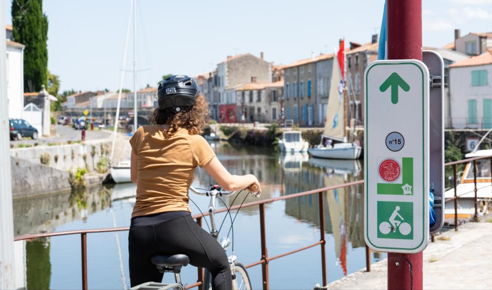 InstapadesStudio - Anjou tourisme - La ville de Marans, Charente Maritime, France - La Vélo Francette en famille à vélo - 8