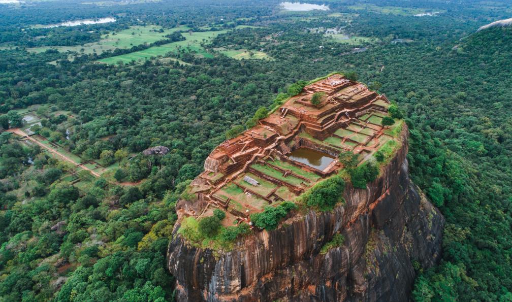Adobe Stock 252465342 - Le Sigirîya ou Simhagîri signifie le "rocher du lion", il se trouve au plein centre du Sri Lanka. C'est un immense rocher de 370 mètres de haut qui abrite un site archéologique du 5ème siècle classé au patrimoine mondial de l'Unesco.

 - Les sentiers du thé - 6