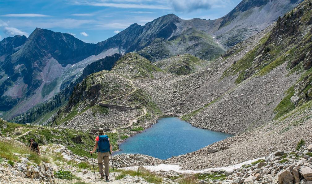 Alessandrogiam - Adobe stock - Randonneuse dans les vallées de Cuneo, Alpes, Italie - Alta via dei Re - 1