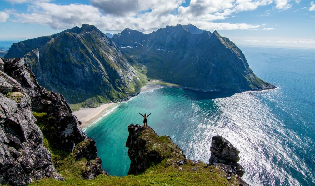 evenfh - Adobe stock - Randonneur au dessus de la plage de Kvalvika, Lofoten, Norvège - Archipels du Nord : Lofoten, Vesterålen et Senja - 6