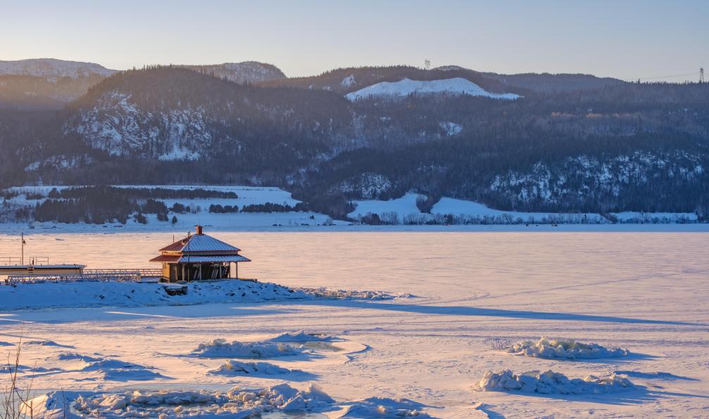 Pernelle Voyage  - Adobe Stock - Coucher de soleil sur le fjord gelé et enneigé du Saguenay à Anse Saint Jean, au Québec, Canada - Entre chiens et loups au Québec - 9
