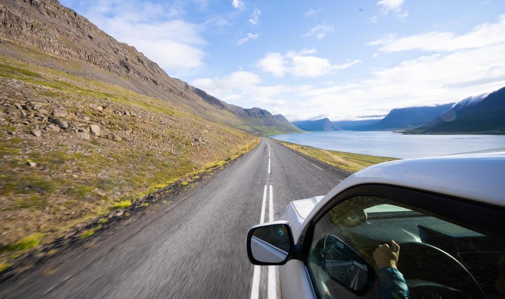 Crétois - Chloé - Voiture sur une route dans les fjords de l'Ouest, en Islande - Irrésistibles rivages Islandais - 4