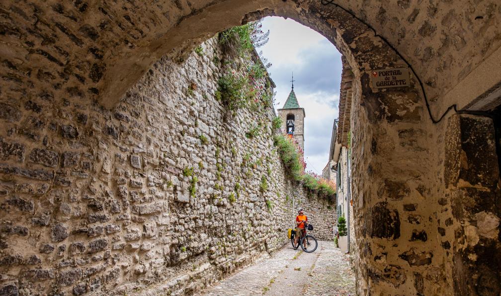 Grez - Nacho - En vélo dans une ruelle du village de Dauphin, dans le Luberon - Les charmes du Luberon à vélo - 3