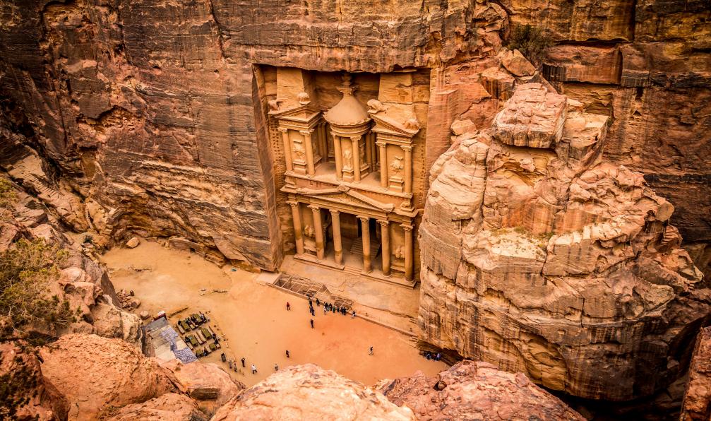 PocholoCalapre -  Istock -  Vue depuis les hauteur de Pétra,visiteurs;Jordanie - Les pierres d'Arabie - 5