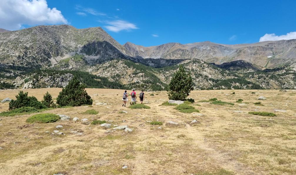 San Martin - Didier  - Adobe stock - Randonneurs vers le Carlit, les Bouillouses, Pyérénées Orientales, France - Rando-balnéo en Cerdagne - 1