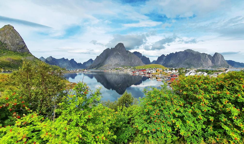 Garioud - Nadège - Le village de Reine, ses rorbus au bord de l'eau et la montagne de Olstinden se reflétant dans le fiord, Lofoten, Norvège - Archipels du Nord : Lofoten, Vesterålen et Senja - 3