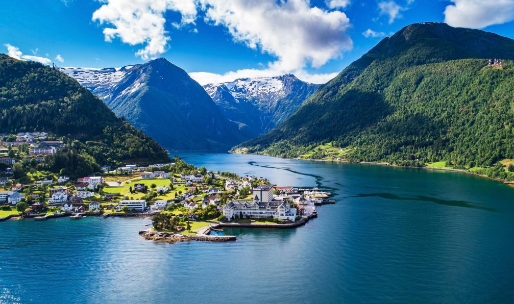 Mariusltu - Adobe stock - La ville de Balestrand, comté de Sogn og Fjordane, Norvège. - Fjords et merveilles - 6