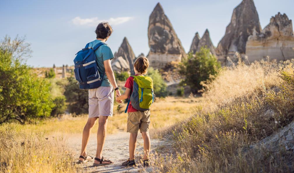 galitskaya - Adobe stock - Père et fils sur fond de formations géologiques uniques dans la Love Valley en Cappadoce, Turquie - La Cappadoce: mon royaume des fées - 8