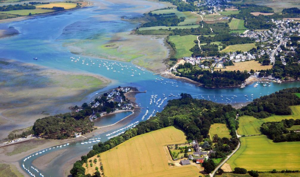 Richard -  Villalonundefined undefined -  Istock -  Vue aérienne de Conleau le de dans Golfe du Morbihan;France - Le tour du Golfe du Morbihan - 11