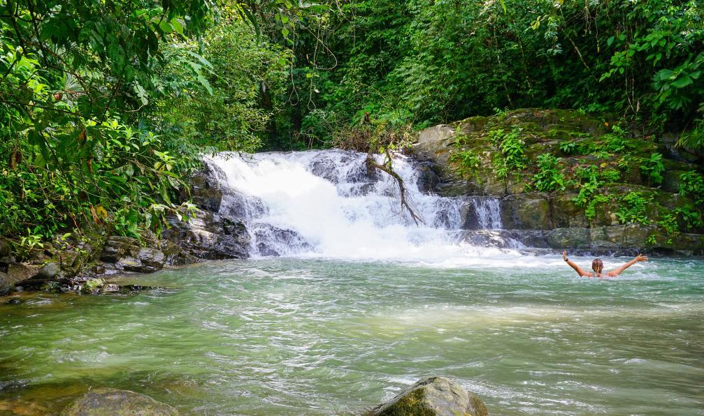 Hortigüela - stock.adobe.com - Baignade dans une rivière du Costa Rica - Multi-activités du Pacifique aux Caraïbes - 2