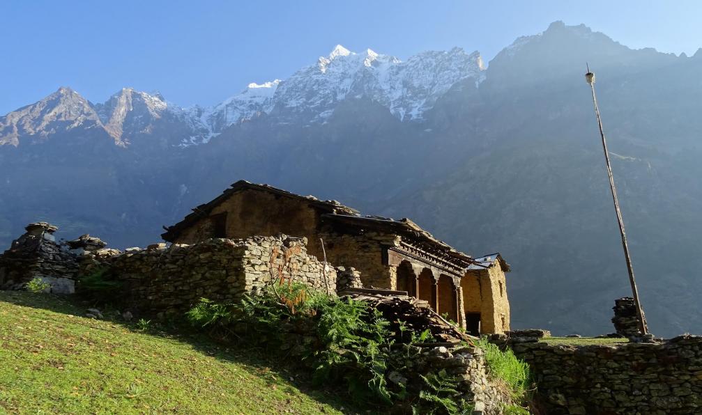 Nikita Krot  -  shutterstock -  Gompa devant le mont Sringi Himal, Ripchet, Tsum Valley, Nepal - Tour du Manaslu et vallée de Tsum - 7