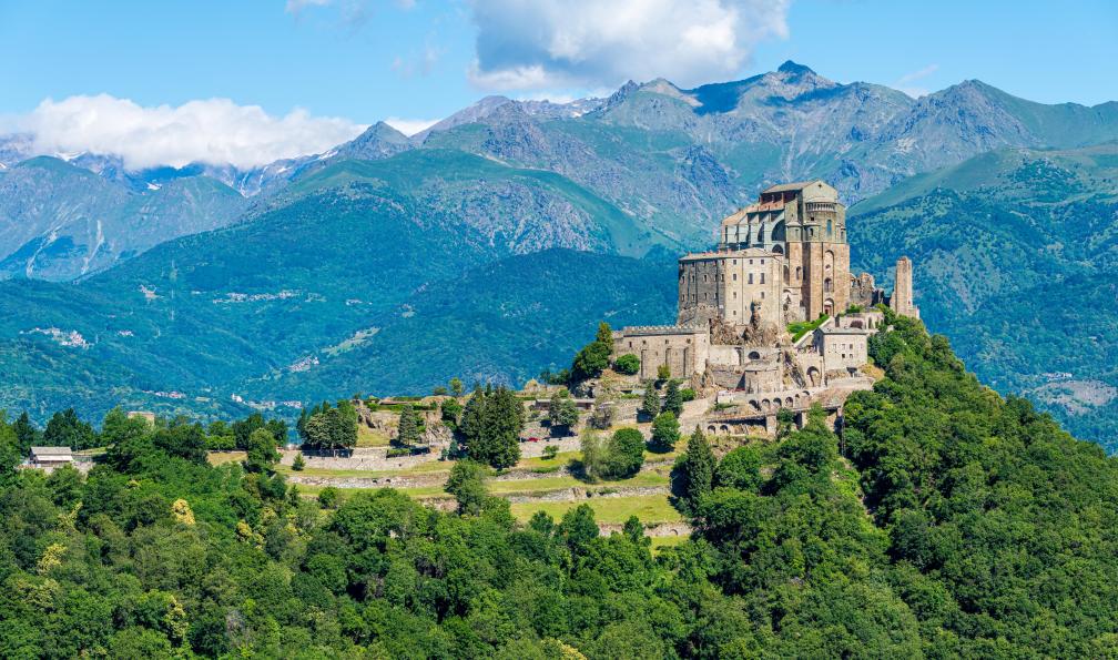 E55evu - Adobe stock - Panorama sur la cathérdale de Suze et les montagnes alentours, Piémont, Alpes, Italie - Découverte du Val Maira - 6
