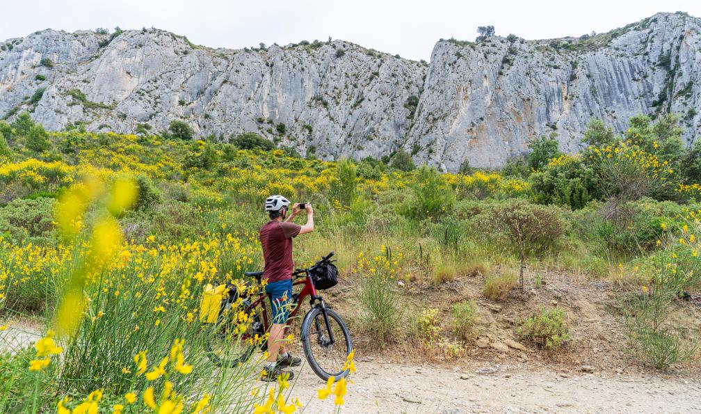 Grez - Nacho - Vélo le long des falaise entre Lauris et Curcuron, Lubéron, Provence - Les charmes du Luberon à vélo - 13