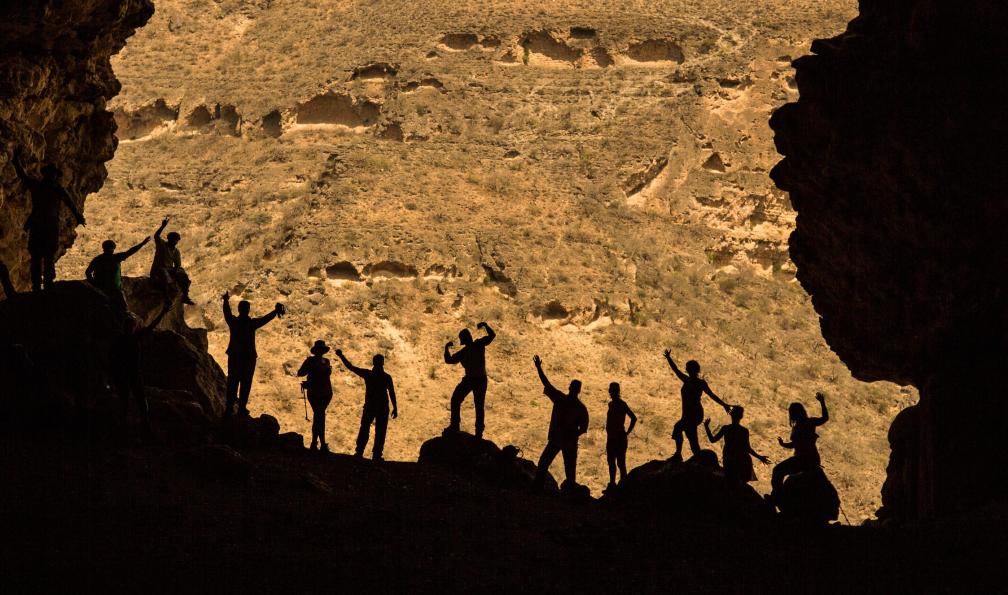 Katiekk2 -  istock -  Groupe de randonneurs à l'entrée d'une grotte, Sultanat d'Oman - Oman : les trésors de Sindbad - 9