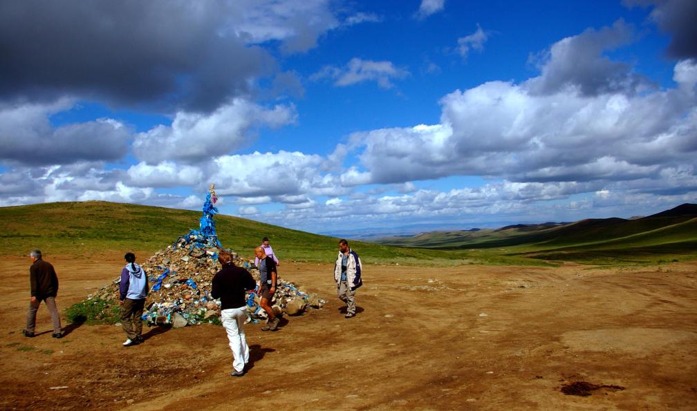 Groupe autour d'un cairn, Mongolie. - Dunes et steppes mongoles - 11