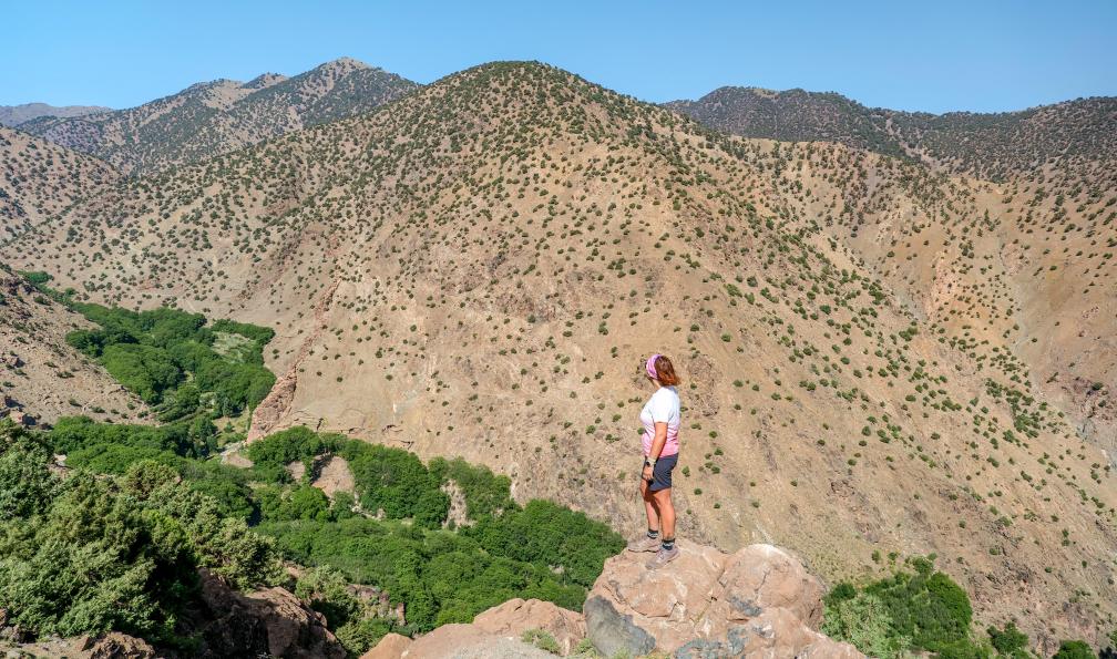 Fabre - Isabelle - Femme avec vue sur la vallée de lAzeden, Toubkal, Maroc - Le raid du Toubkal - 6