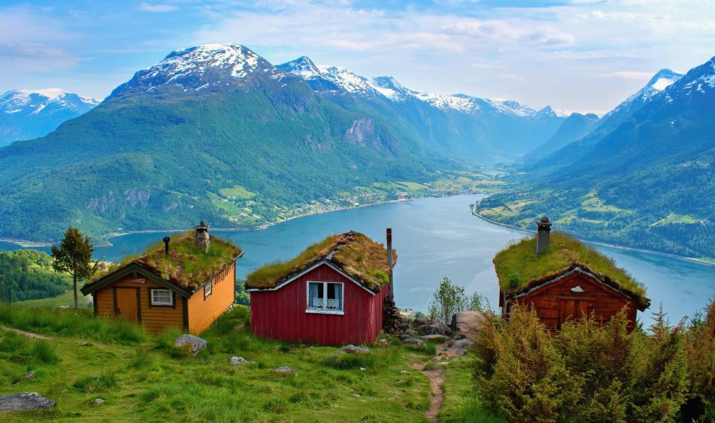 Tunatura - Adobe Stock - Maisons rouges en bois typiques à  Rakssetra avec vue sur le Nordfjord, Norvège - Randonnées au coeur des fjords - 12