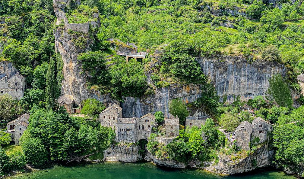 Isselée - Eric - Adobe Stock - Petit village français de Castelbouc dans les Gorges du Tarn, Lozère, France - Rando-Canoë dans les gorges du Tarn - 5