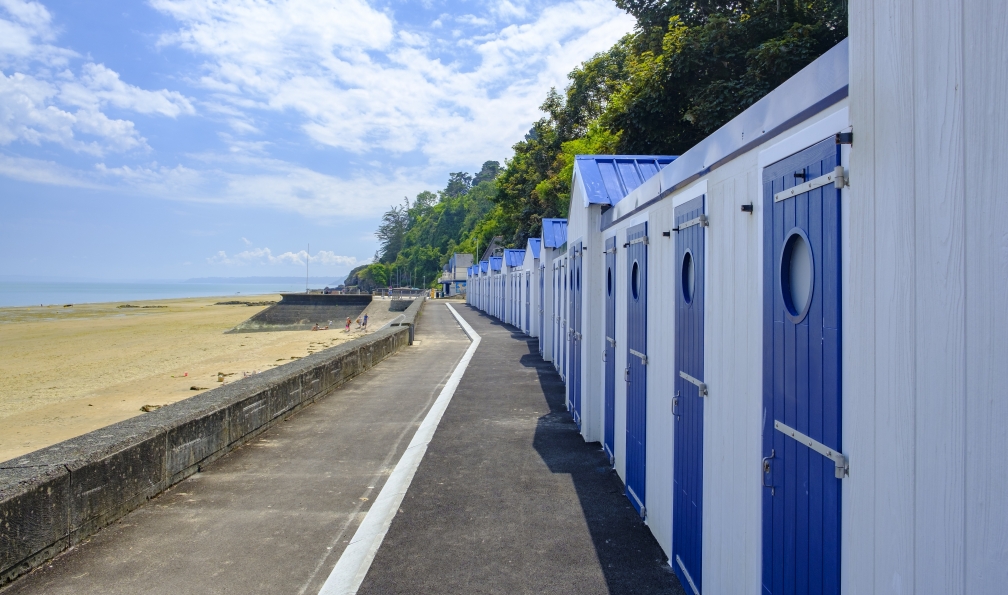 Sjo -  Istock -  Cabanons sur la plage à Etables Sur Mer, Bretagne; France - De Saint-Brieuc à l'île de Bréhat - 3