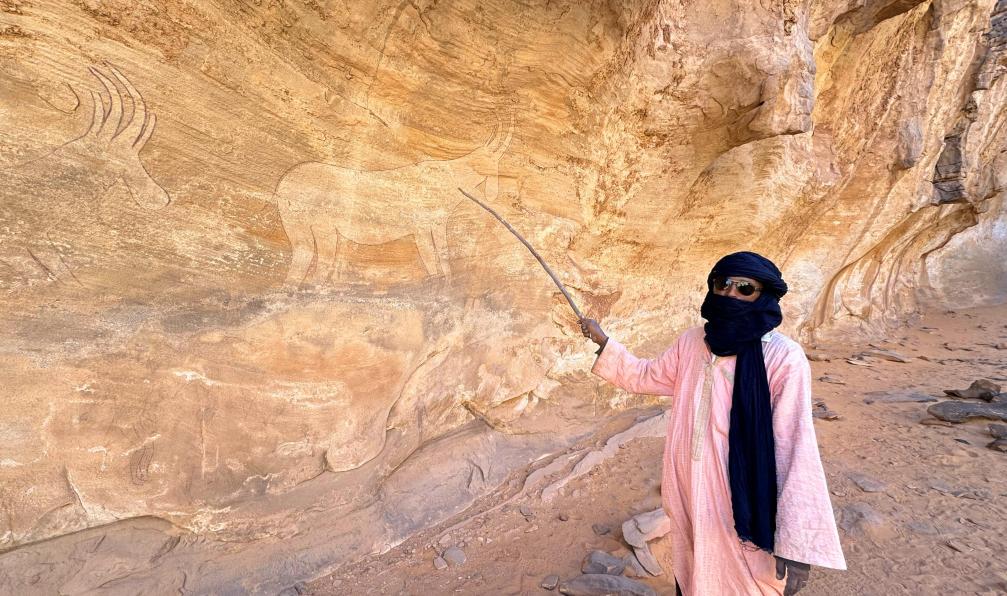 Bréan - Alexandre - Guide montrant les peintures rupestres sur le plateau des Ajjers, Algérie - Traversée du Tassili N'ajjer - 9