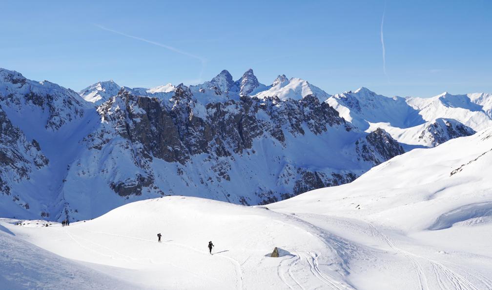 Mojito Trailprod - Skieurs à la montée dans des pentes sur le tour du Mont thabor, avec les aiguilles d'Arves en fond, Alpes, France - Les sommets du Thabor à ski de randonnée - 2