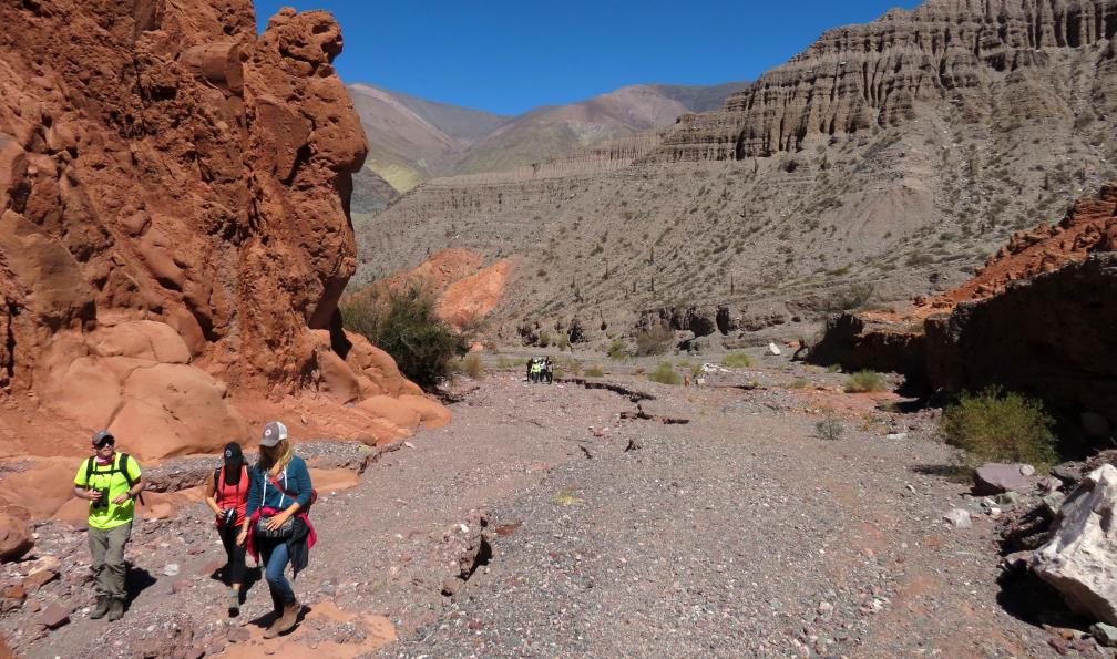Pelissier -  Yves -  Randonneurs dans une vallée, montagnes colorées, Purmamarca, Nord-Ouest Argentine. - L'Argentine aux mille couleurs - 3