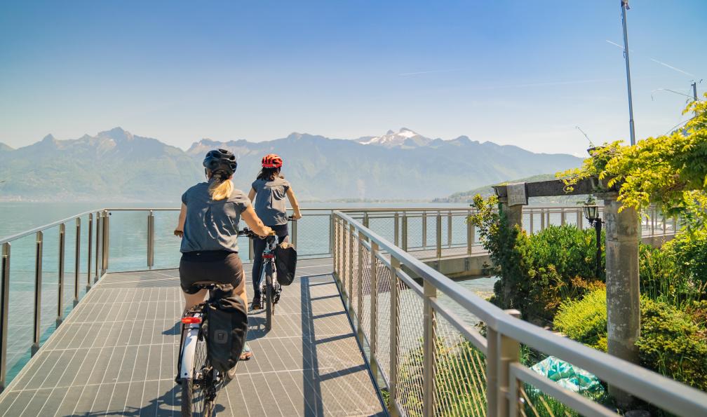 Crétois - Chloé - Cyclistes sur une passerelle au dessus du Lac Léman en Suisse - Le Léman, entre lac et montagne à vélo - 5