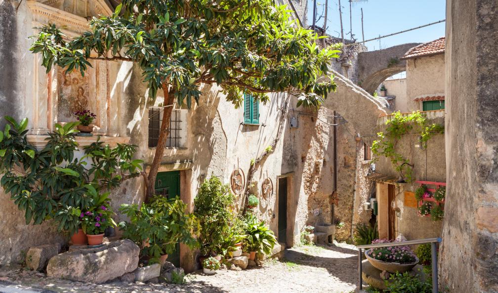 Pixelsho - Adobe stock - Charmante rue pavée de Verezzi, Ligurie, Italie - Tra Mare e Monti en Ligurie - 12