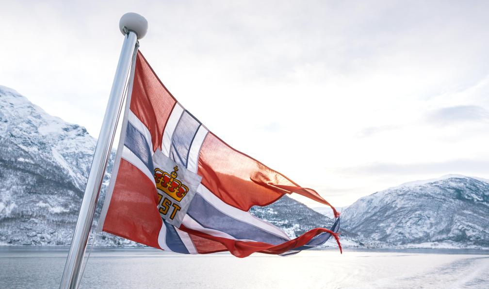 Baldry - Chris - Norway's Best AS - Drapeau norvégien avec vue sur un fjord enneigé en hiver pendant une croisière, Vinterfjord, Norvège - Un hiver au coeur des fjords norvégiens - 10