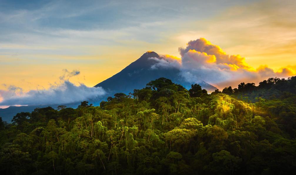 photodiscoveries - Adobe stock - Volcan Arenal au lever du soleil... Un spectacle rare dans la fenêtre parfaite de 15 secondes pour capturer le lever du soleil dans toute sa splendeur. La lumière scintille sur les nuages, sur la montagne et sur la jungle. Costa Rica - Pura Vida Trek - 7