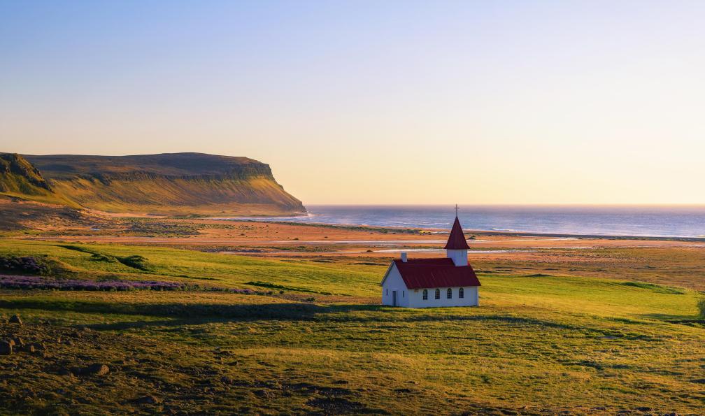 miroslav_1 -  Istock -  Coucher du soleil à léglise de Breidavik dans les Westfjords, Islande - Irrésistibles rivages Islandais - 5