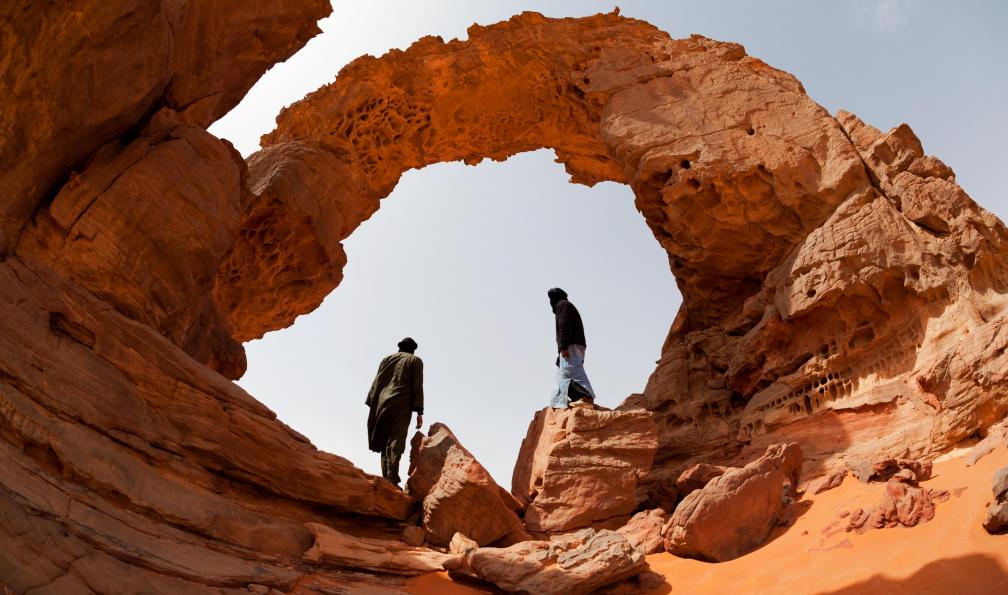 sunsinger - Adobe stock - Nomades dans le désert sous une arche de rocher - Traversée du Tassili N'ajjer - 1