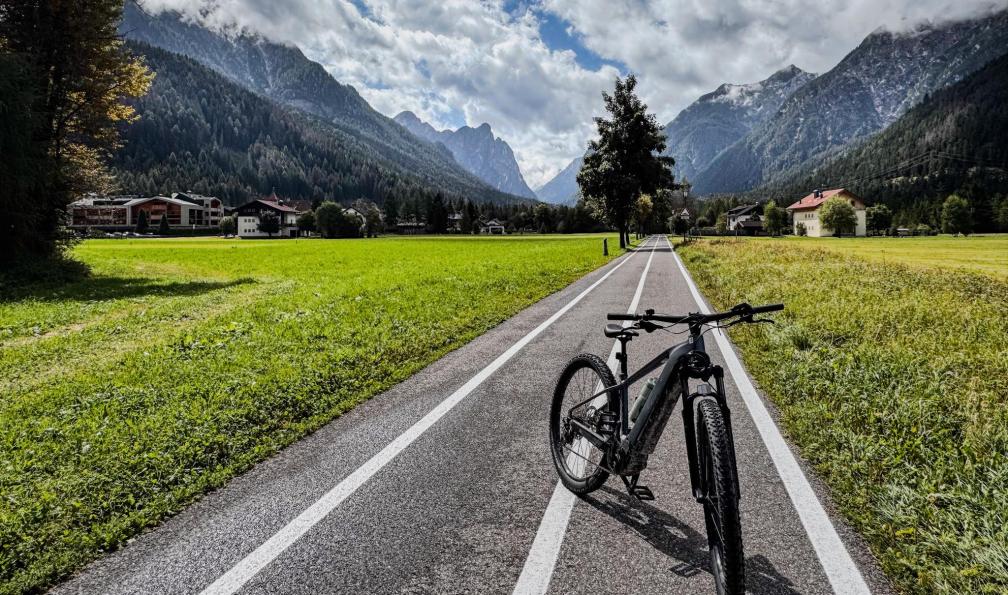 Maujean - Floriane - Piste cyclable en direction de Cortina d'Ampezzo dans les dolomites à vélo, Alpes, Italie - Les pistes des Dolomites à vélo - 5