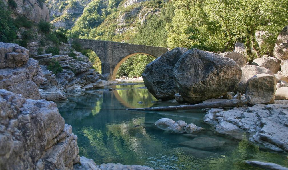 jef 77 - Adobe stock - Pont romain et gorges de la Méouge près de Sisteron, Hautes Alpes, France - Escapade en Baronnies Provençales - 4