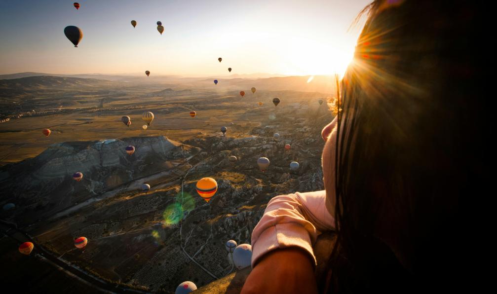 jeison-higuita - Unsplash - Enfant dans une montgolfière regardant les autres ballons, Cappadoce, Turquie - Cappadoce: sur les sentiers des Fées - 4